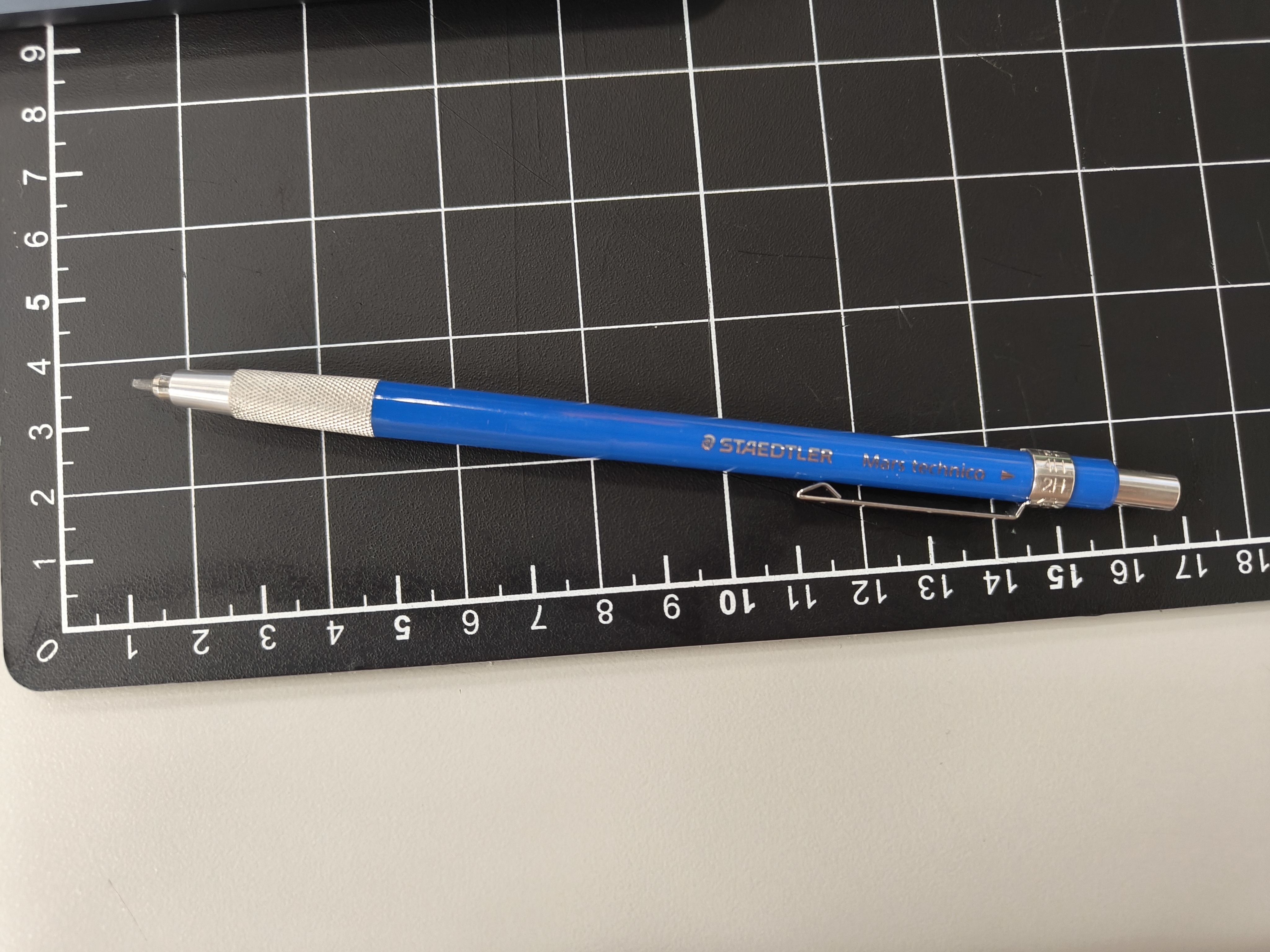 The sound of using pencil to draw