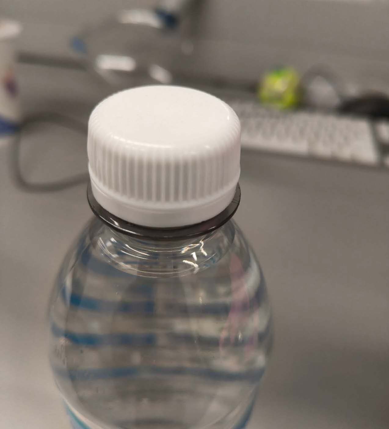 This is a high angle view photo of the detail of the lid